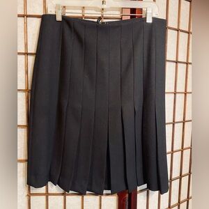 Authentic AKRIS women's black wool fully lined pleated skirt size 12